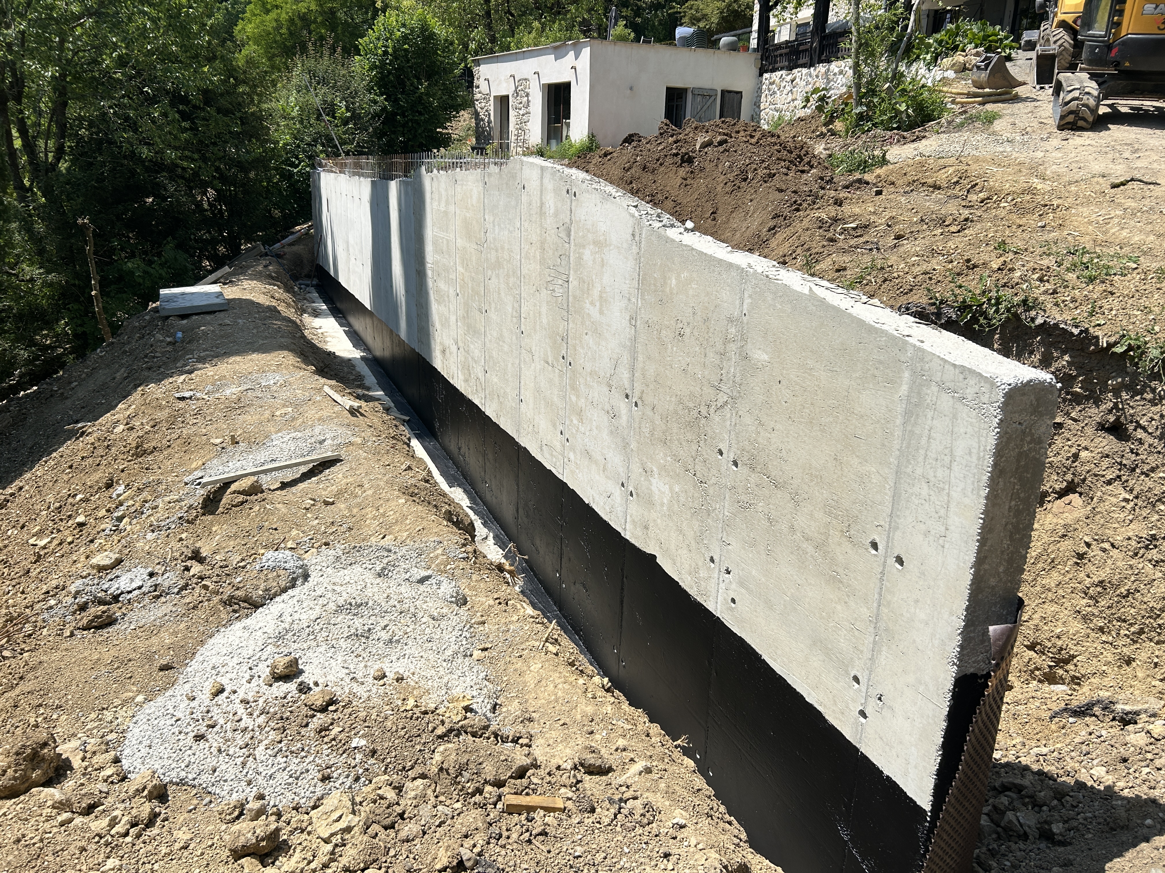 Mur de soutènement coulé et décoffré