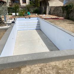 Bassin prêt avant la pose du PVC armé