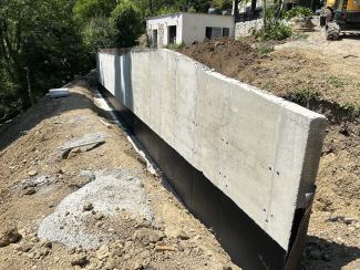 Mur de soutènement coulé et décoffré