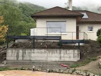 Terrasse posée sur le soubassement béton