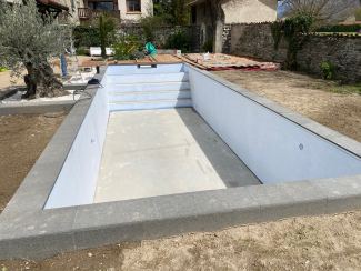 Bassin prêt avant la pose du PVC armé